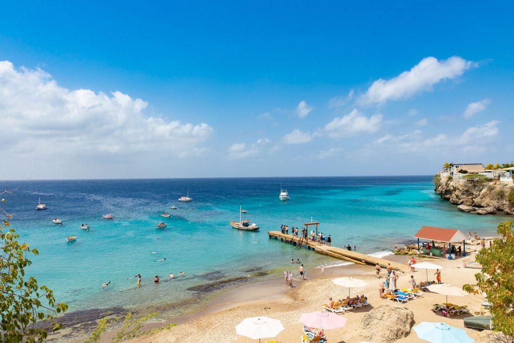 Curaçao oceanfront: turquoise water, boats and cliff-top property on the coast